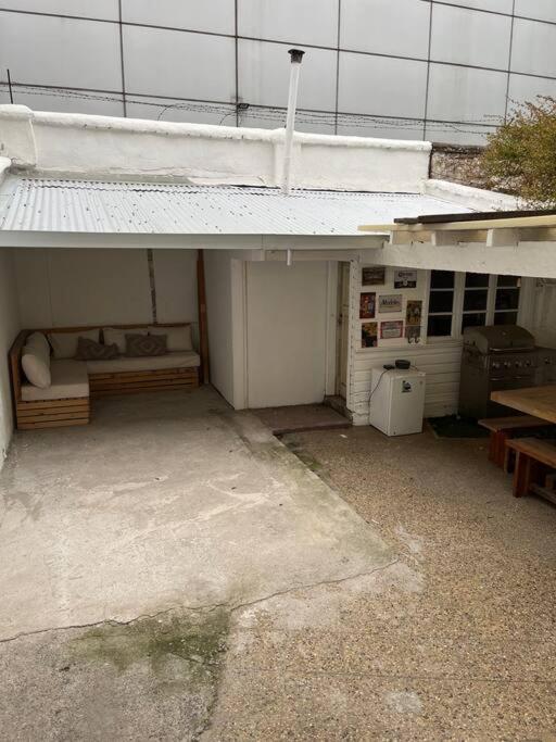 Departamento con patio privado junto al Costanera