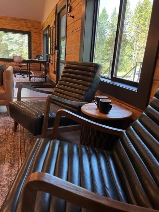 Cabin on 15 acres with Mtn view, firepit, Starlink view 5