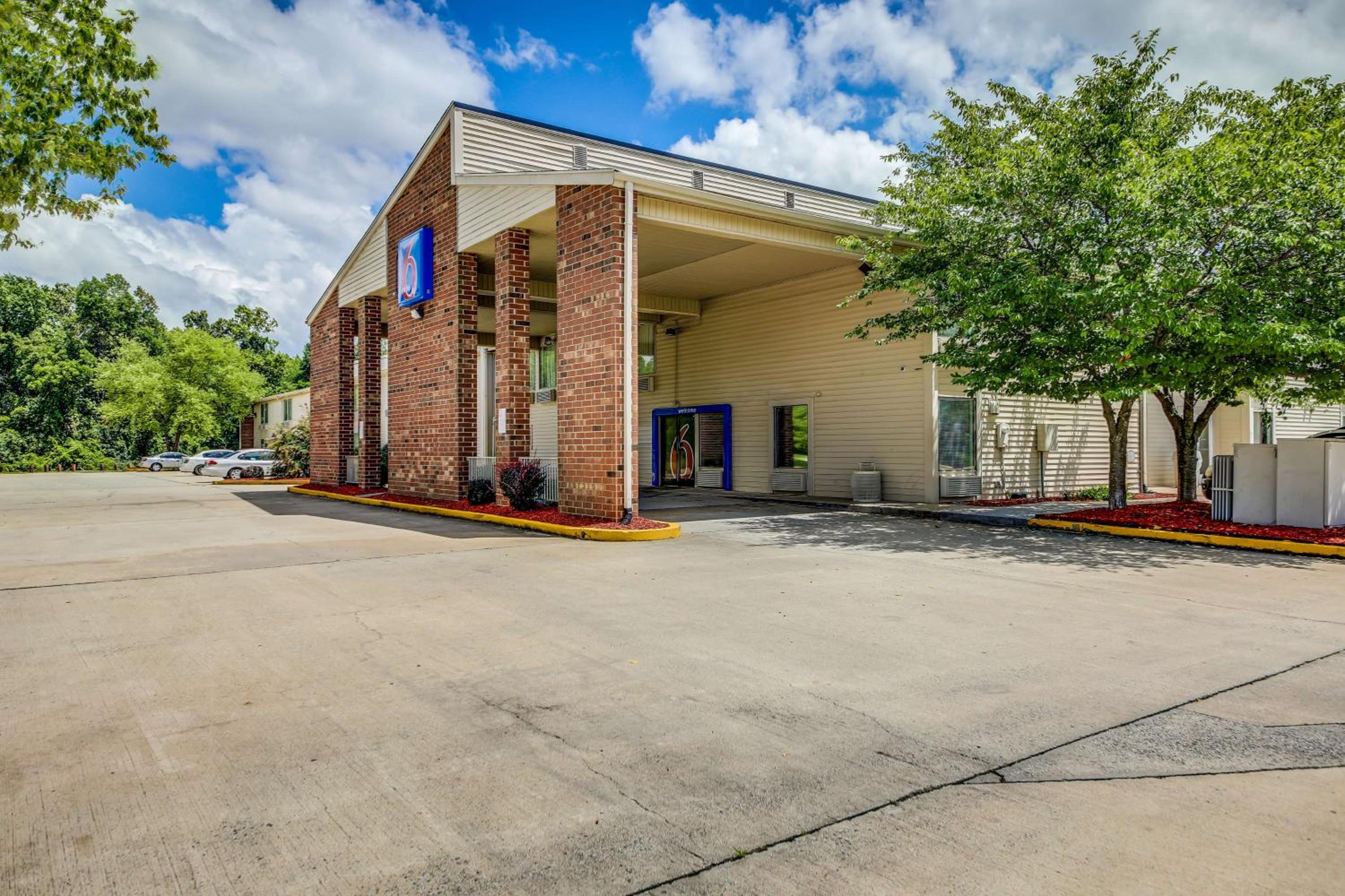 Hotel Motel 6-Greensboro, NC - Airport - Image 1