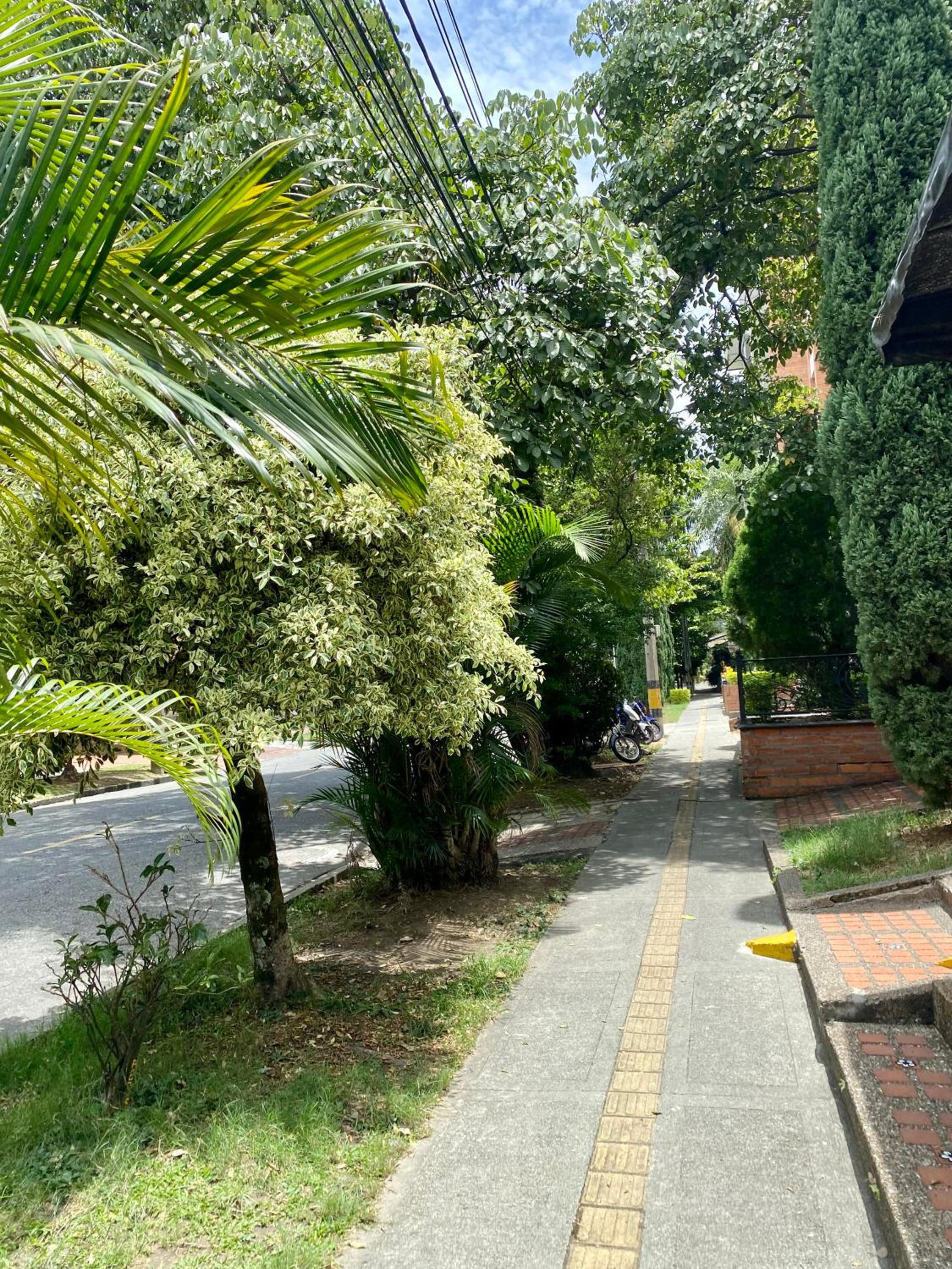 Apartamento Amplio y Central En Laureles
