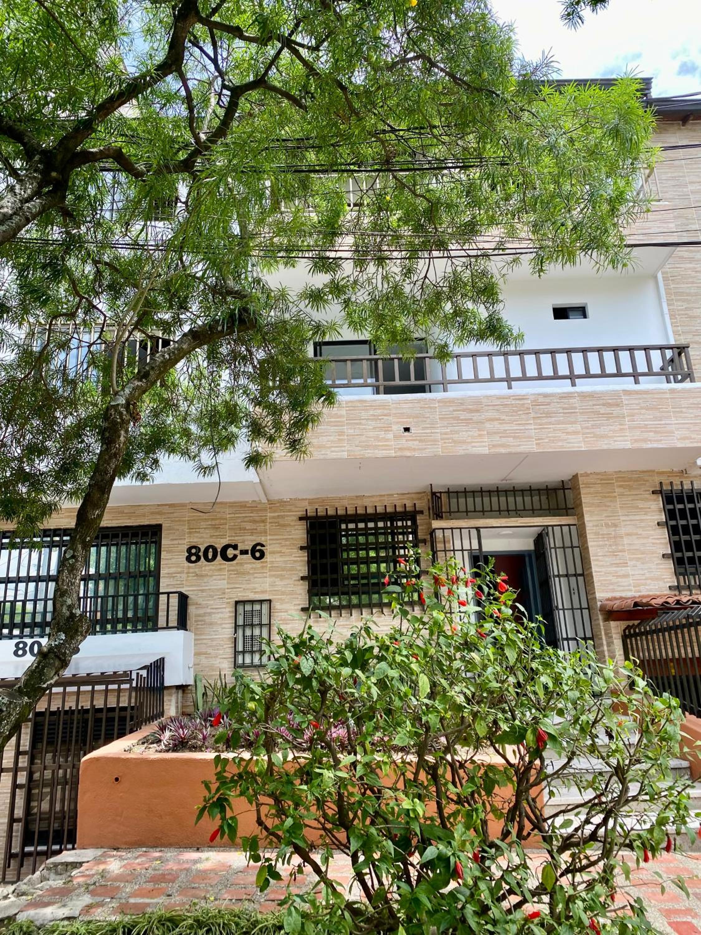 Apartamento Amplio y Central En Laureles