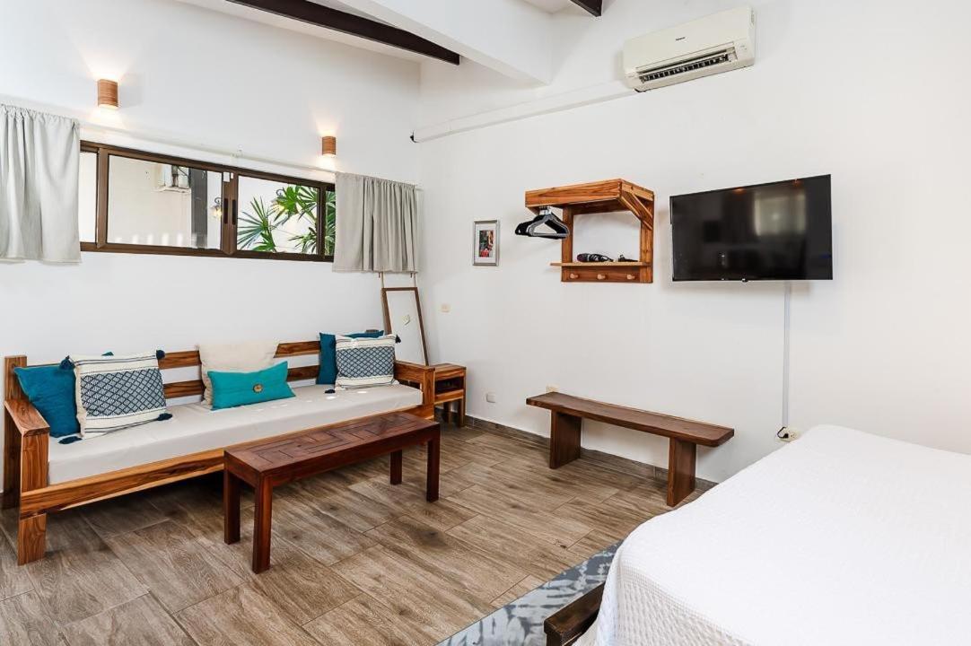 Close to Beach Villa with 2 Casitas