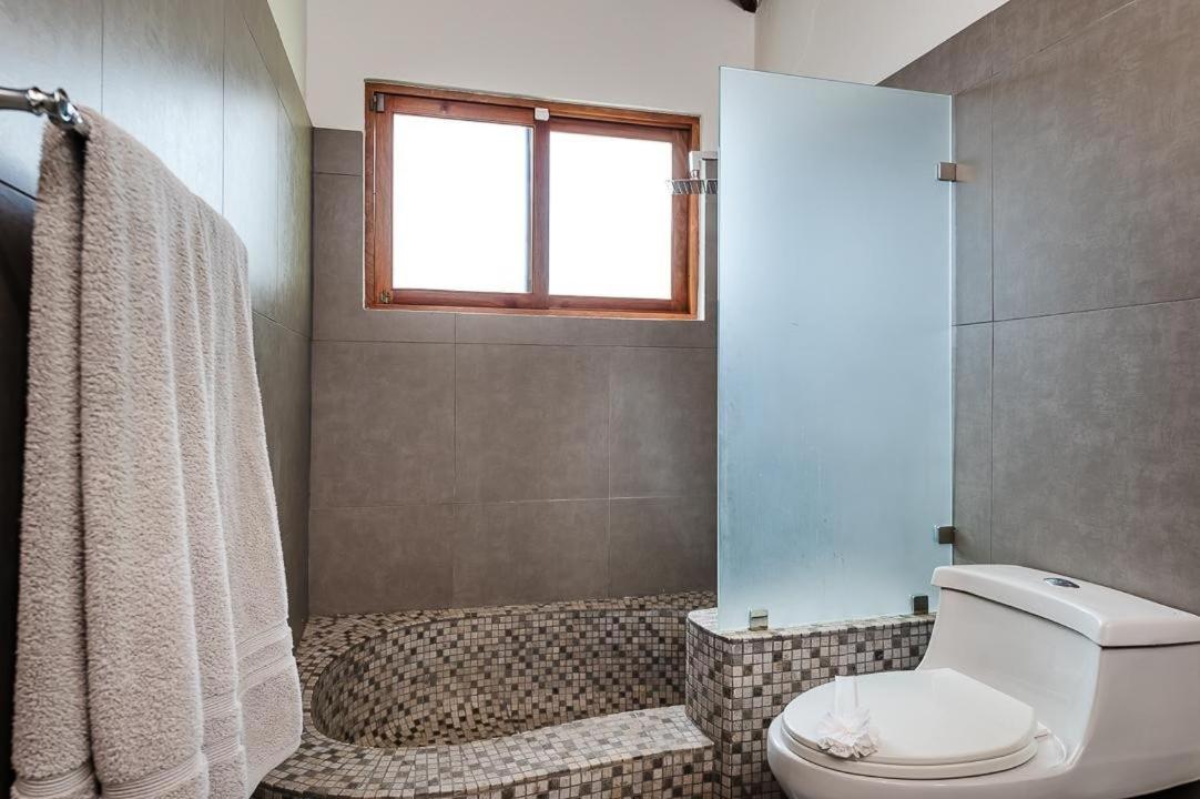 Close to Beach Villa with 2 Casitas