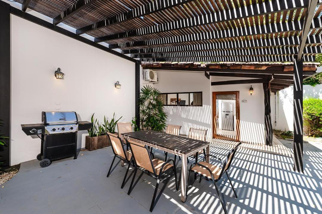 Close to Beach Villa with 2 Casitas