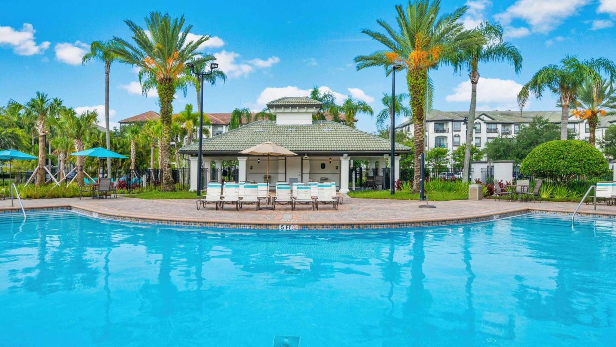 Lake View Delight - Premium Condo Near Pool and Parks