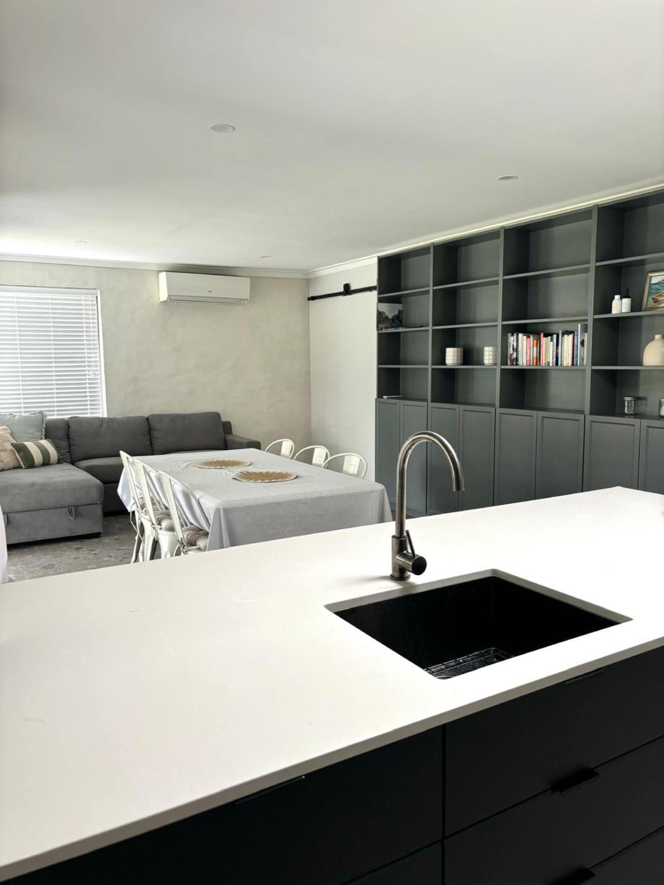 Versatile summer beach house or cosy winter retreat!