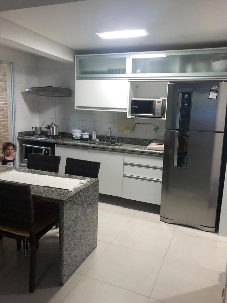 Apartamento 311, amplo com sacada e churrasqueira em Guaruja