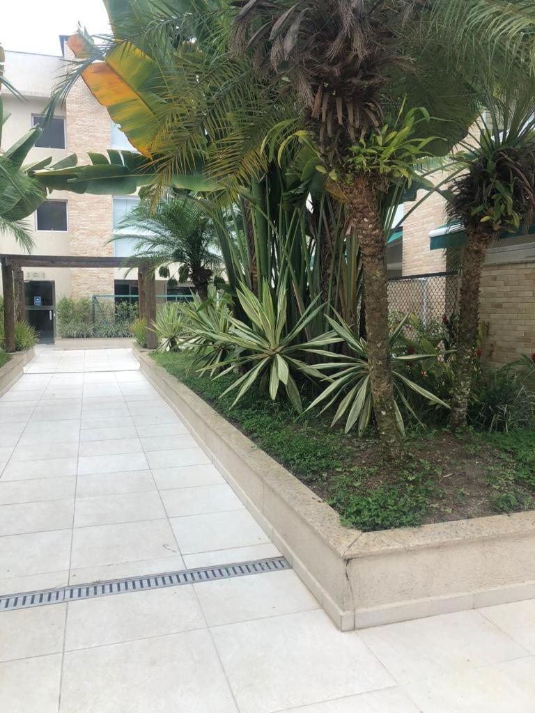 Apartamento 311, amplo com sacada e churrasqueira em Guaruja