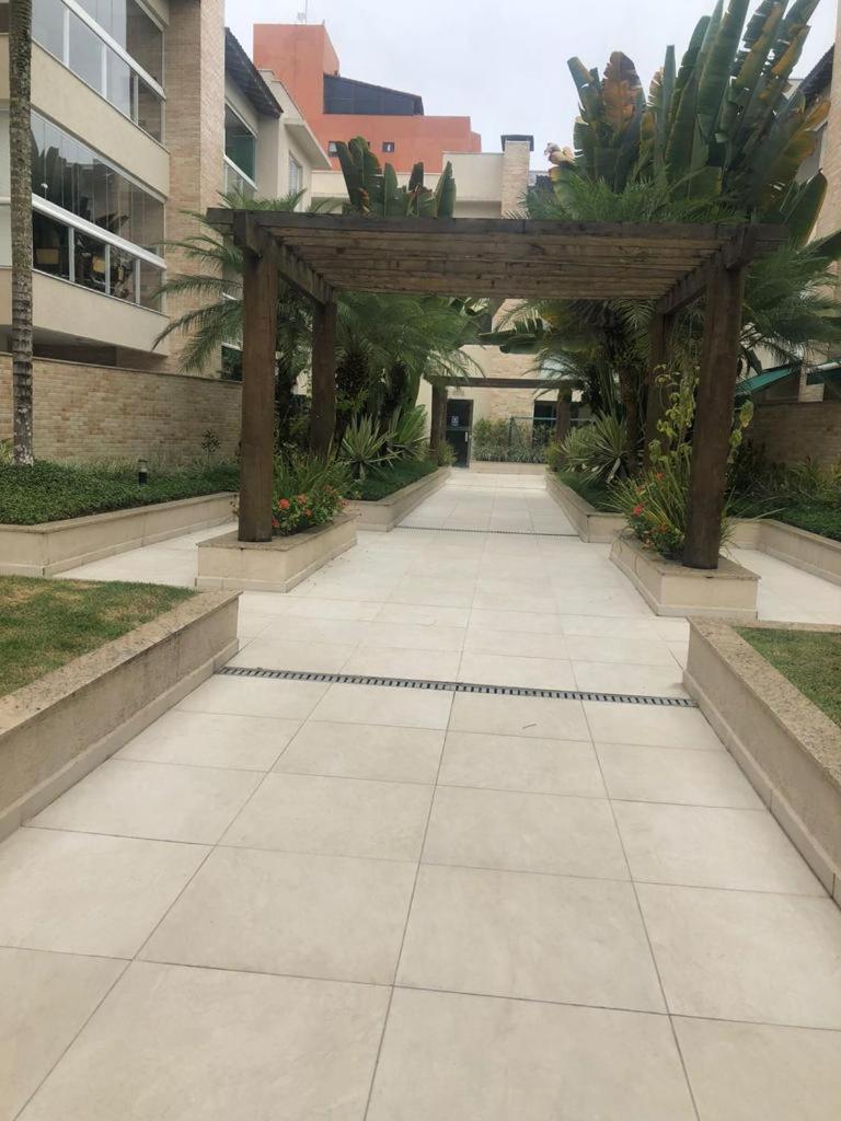 Apartamento 311, amplo com sacada e churrasqueira em Guaruja