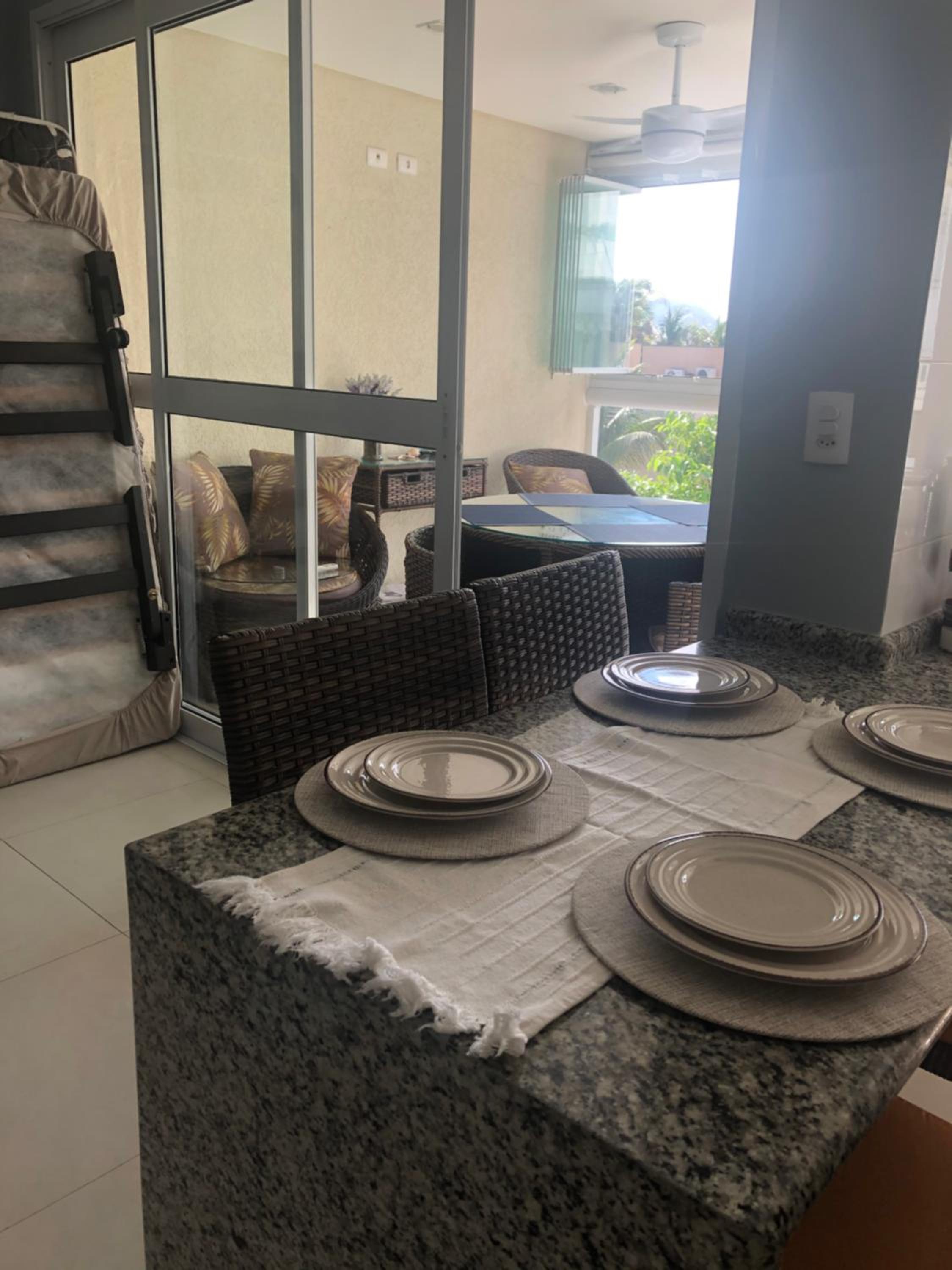 Apartamento 311, amplo com sacada e churrasqueira em Guaruja