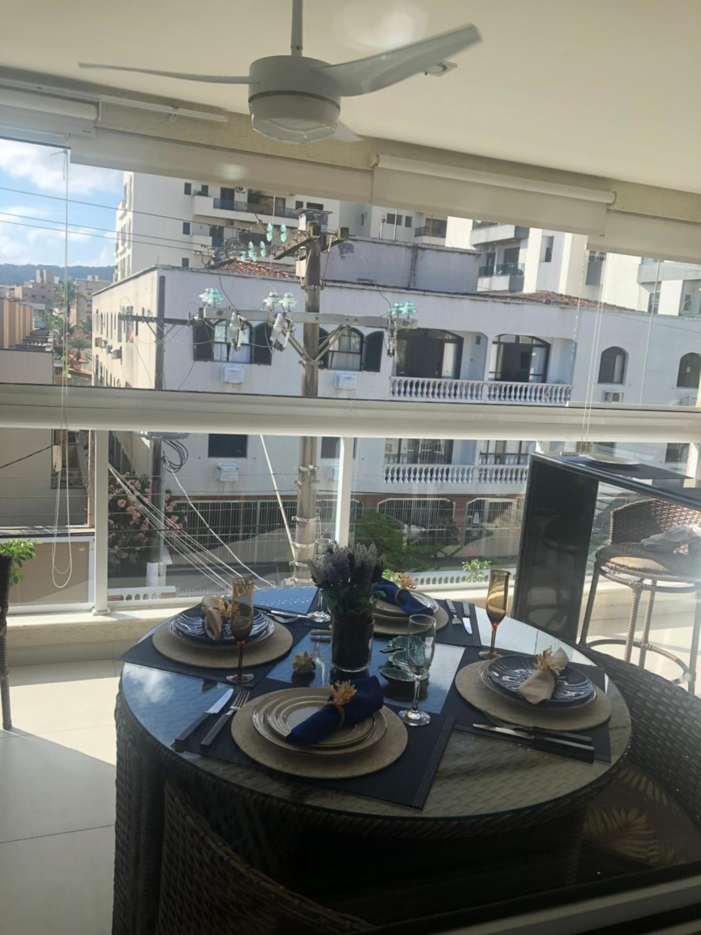 Apartamento 311, amplo com sacada e churrasqueira em Guaruja