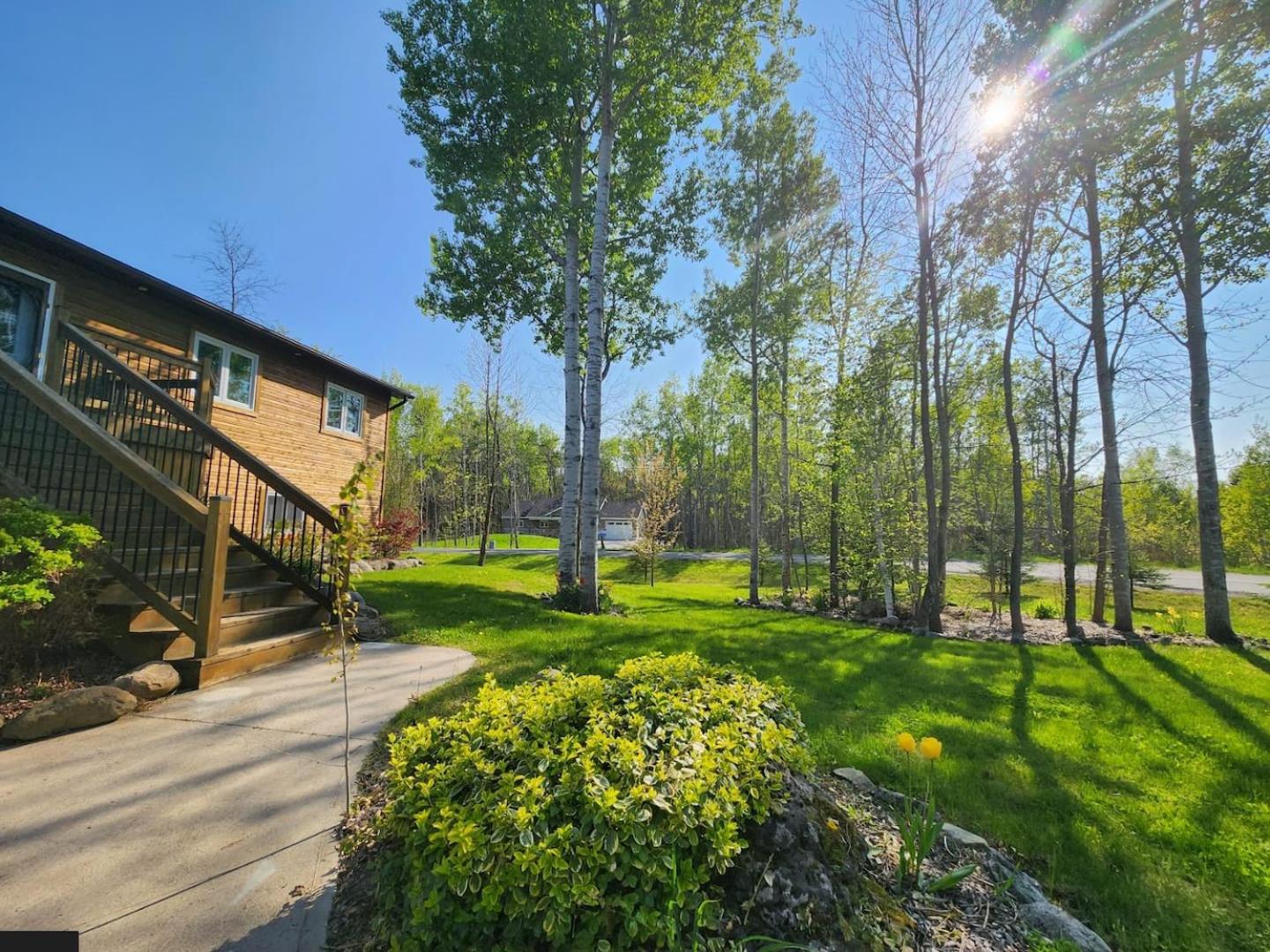 Black Bear - Cozy 4-Season Cottage w Hot Tub