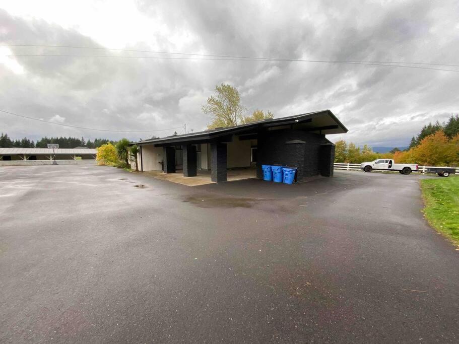 22 Acres Home with hot tub minutes from Ilana Casino view 2
