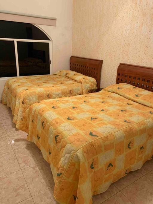 Residencia con alberca privada y jacuzzi en Lomas de Cocoyoc view 2
