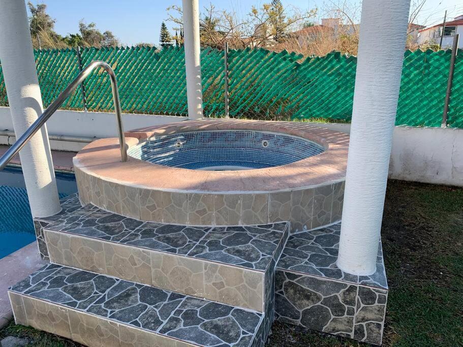 Residencia con alberca privada y jacuzzi en Lomas de Cocoyoc view 4