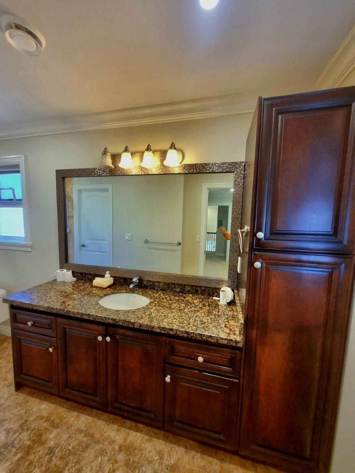 Deluxe Family Rooms in the best neighborhood in Surrey