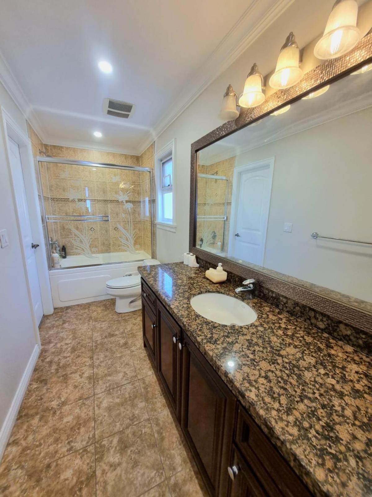 Deluxe Family Rooms in the best neighborhood in Surrey