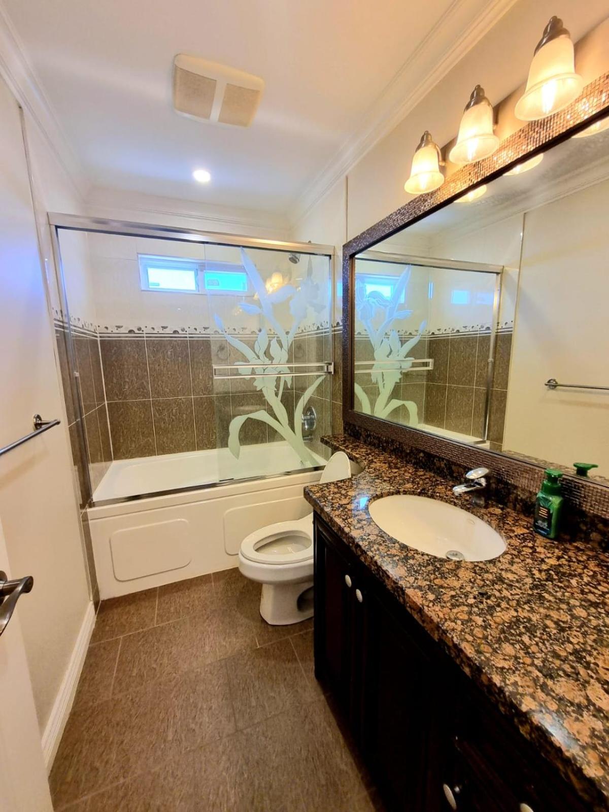Deluxe Family Rooms in the best neighborhood in Surrey