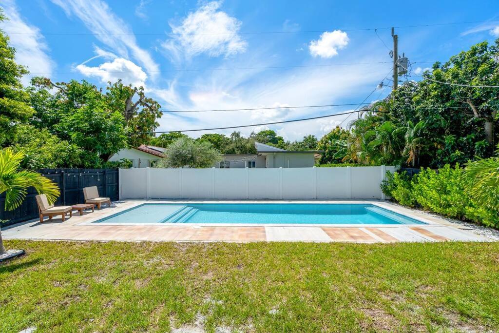Family Home with Luxurious Pool For 12 People
