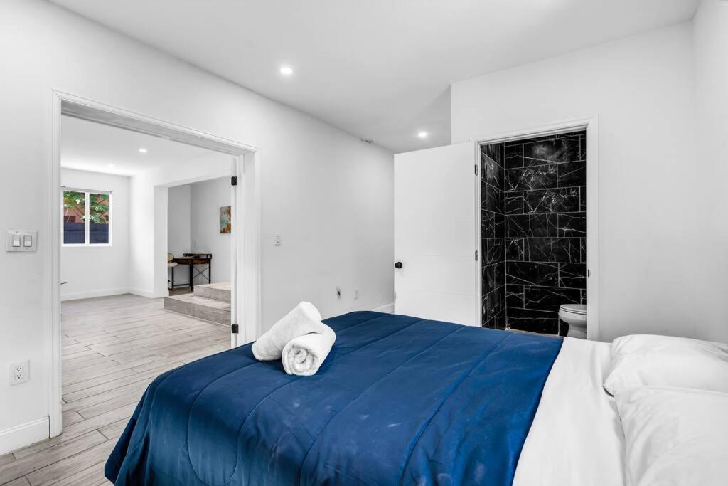Family Home with Luxurious Pool For 12 People