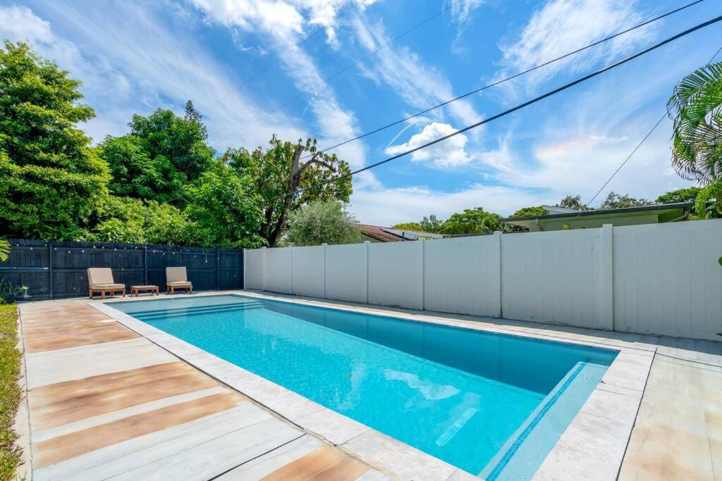 Family Home with Luxurious Pool For 12 People
