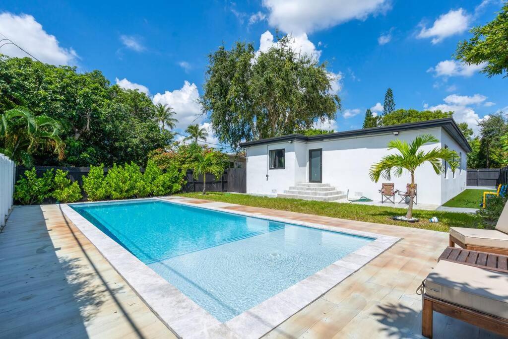 Family Home with Luxurious Pool For 12 People