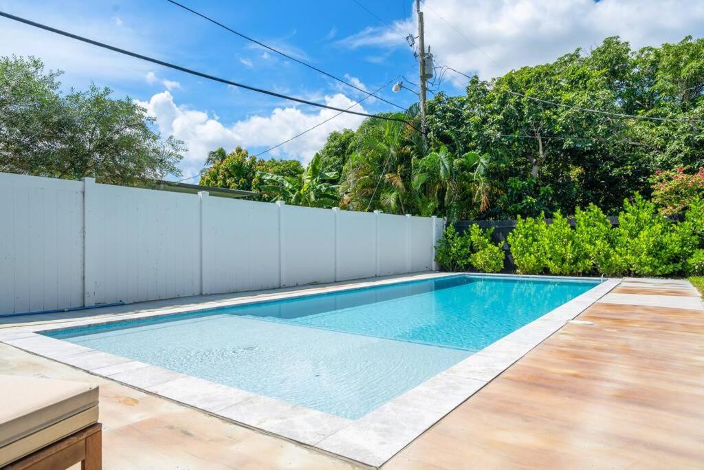 Family Home with Luxurious Pool For 12 People