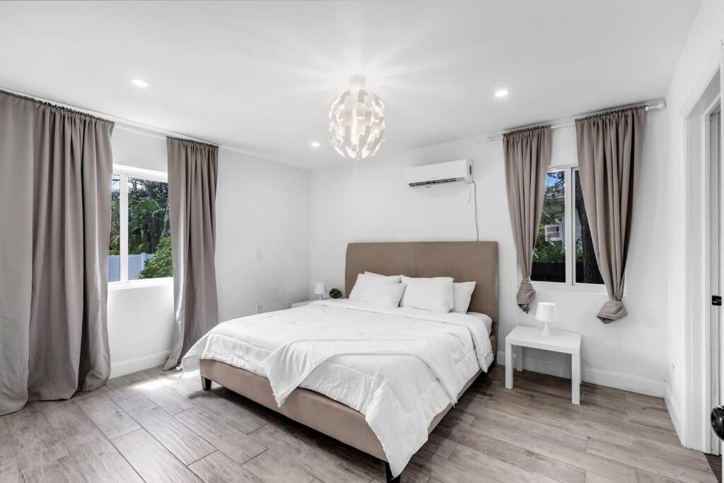 Family Home with Luxurious Pool For 12 People