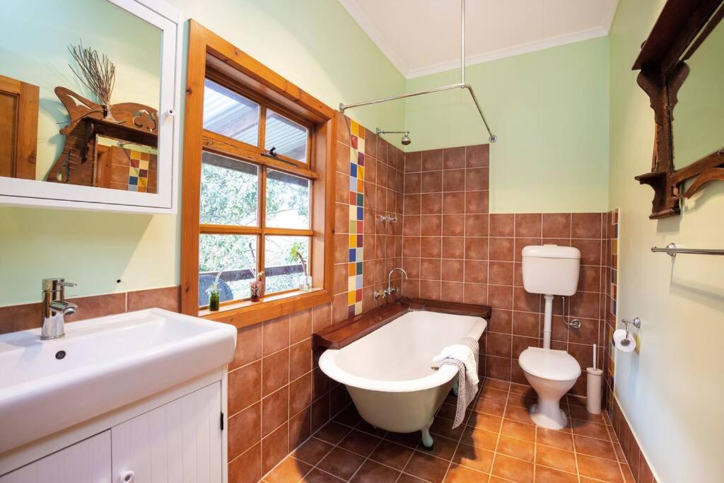 Smithy Cottage - Rustic 2 storey stone and iron cottage - near wineries - Hahndorf - nature