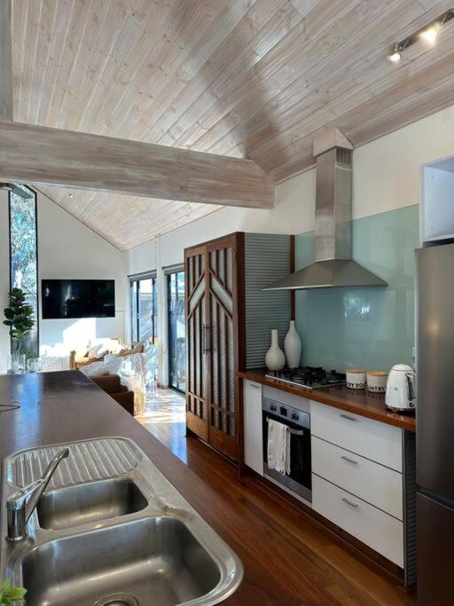 White Pebble - stylishly curated 4 bedroom home