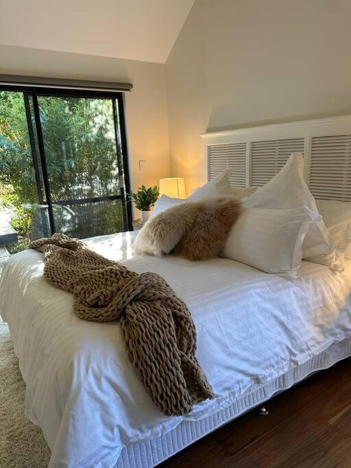 White Pebble - stylishly curated 4 bedroom home