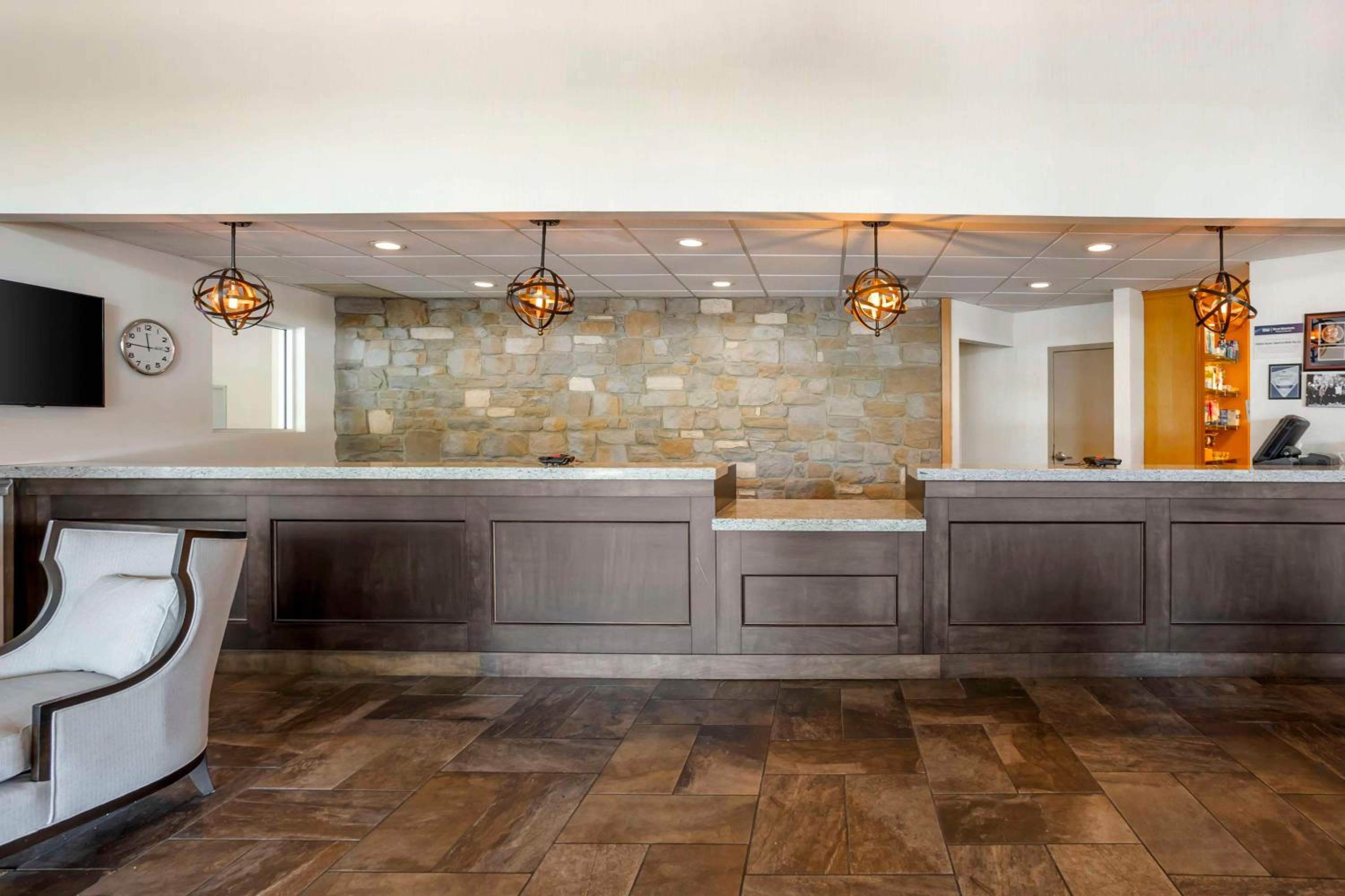 Best Western PLUS Revere Inn  Suites - Property Image 2