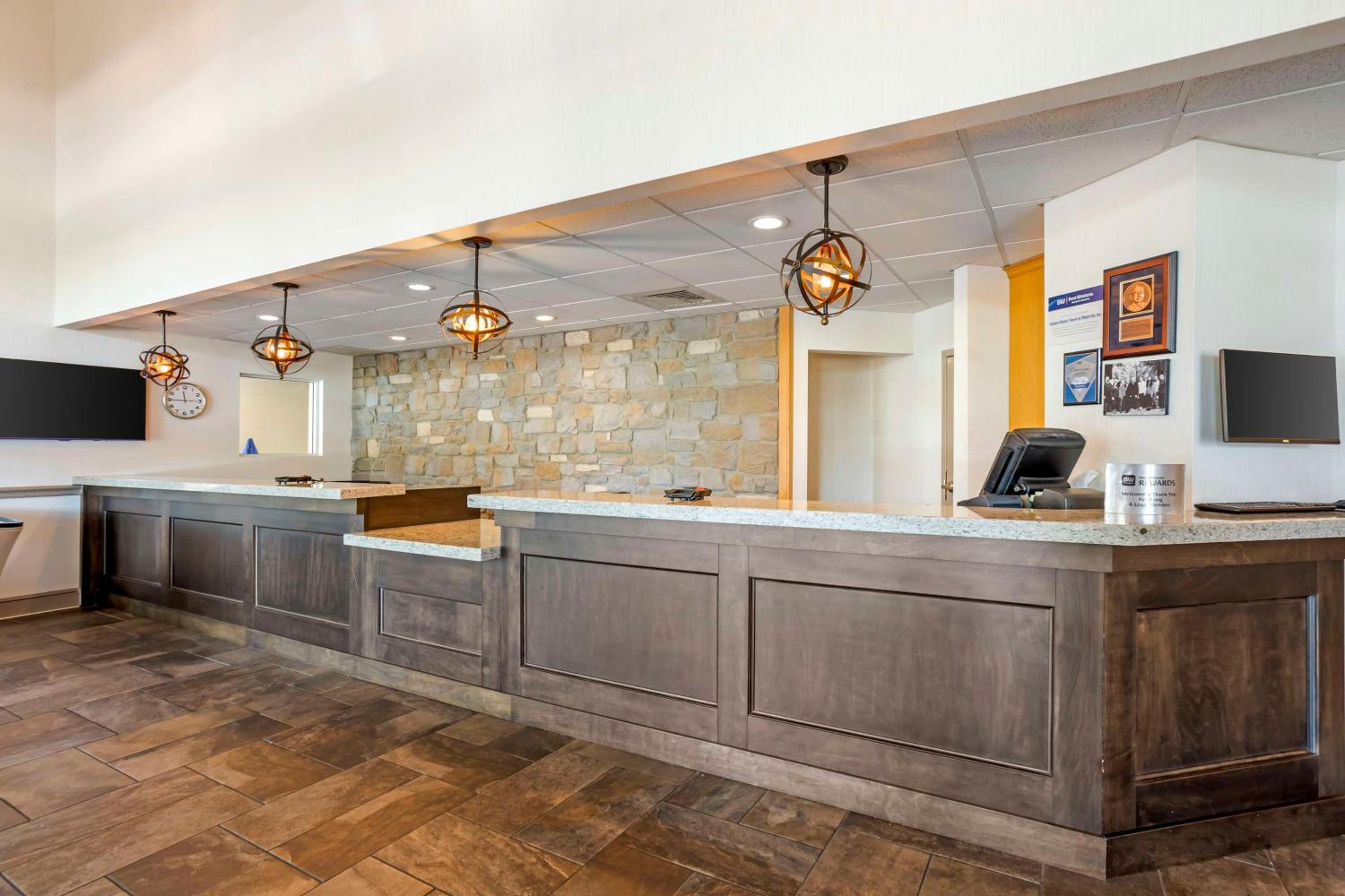 Best Western PLUS Revere Inn  Suites - Property Image 10