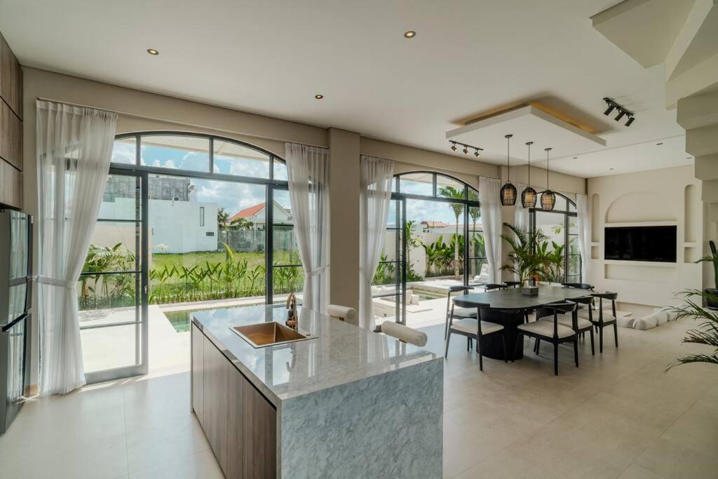 Le Mansion - Luxury 4 Bedroom Villa In Seseh view 2