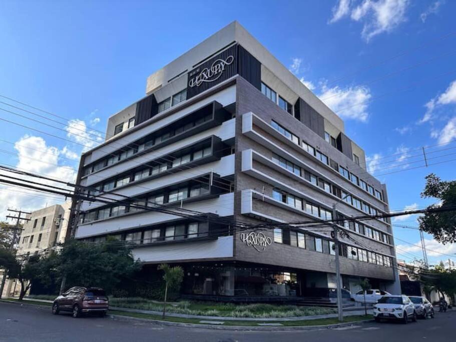 Apto lujoso luminoso y moderno al lado de M40 y GREEN TOWER