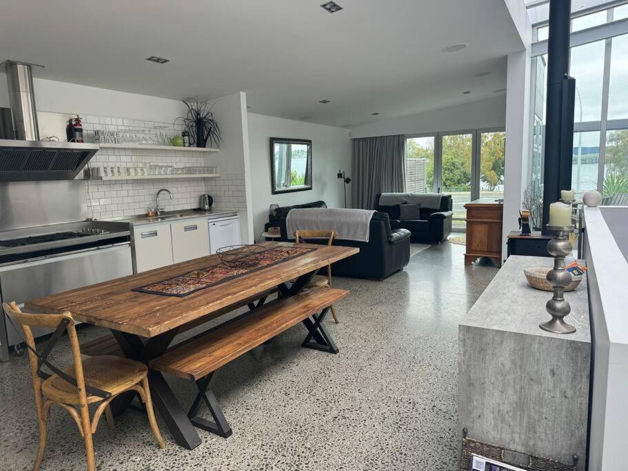 Lakefront Apartment Two Mile Bay