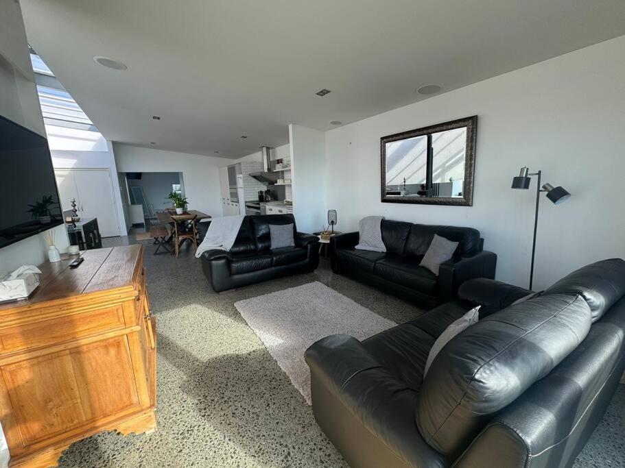 Lakefront Apartment Two Mile Bay