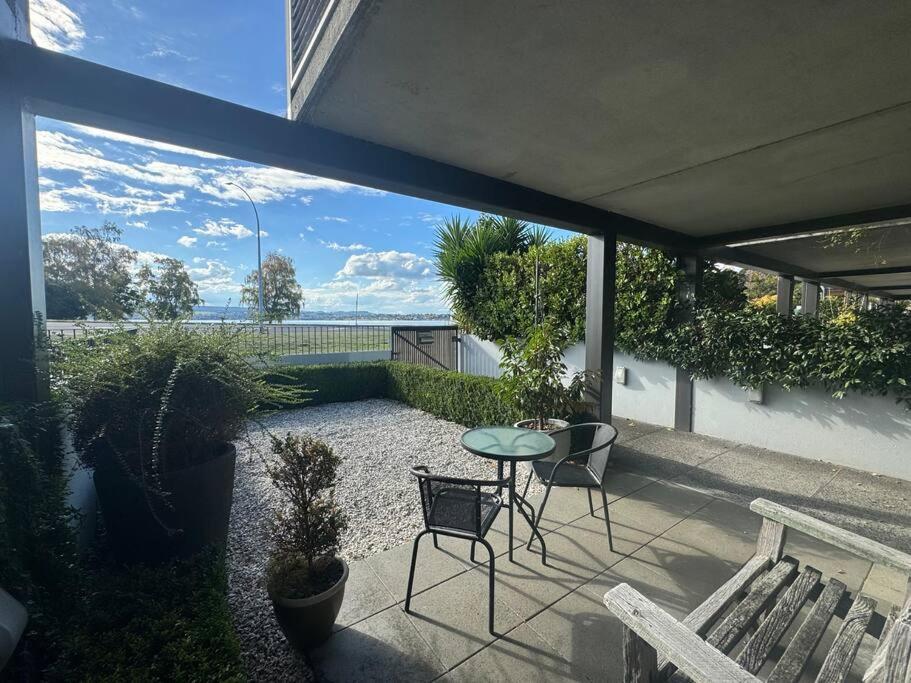 Lakefront Apartment Two Mile Bay