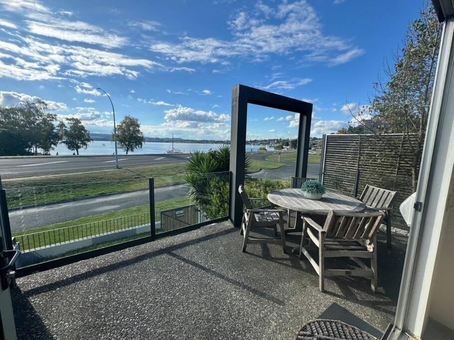 Lakefront Apartment Two Mile Bay