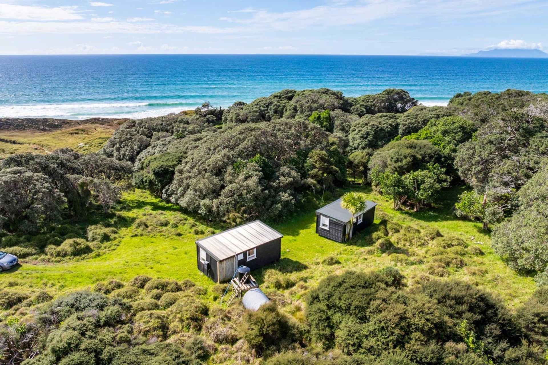 Seaview and Pohutukawa - Pakiri Beach Retreat