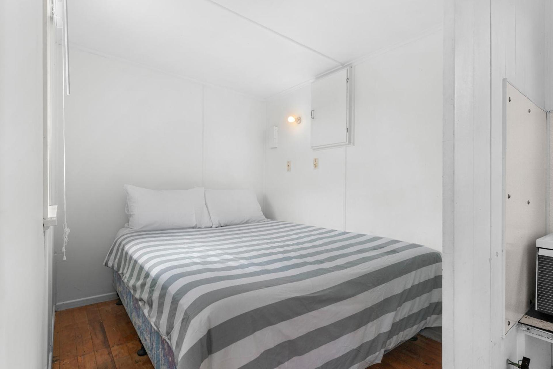 Seaview and Pohutukawa - Pakiri Beach Retreat