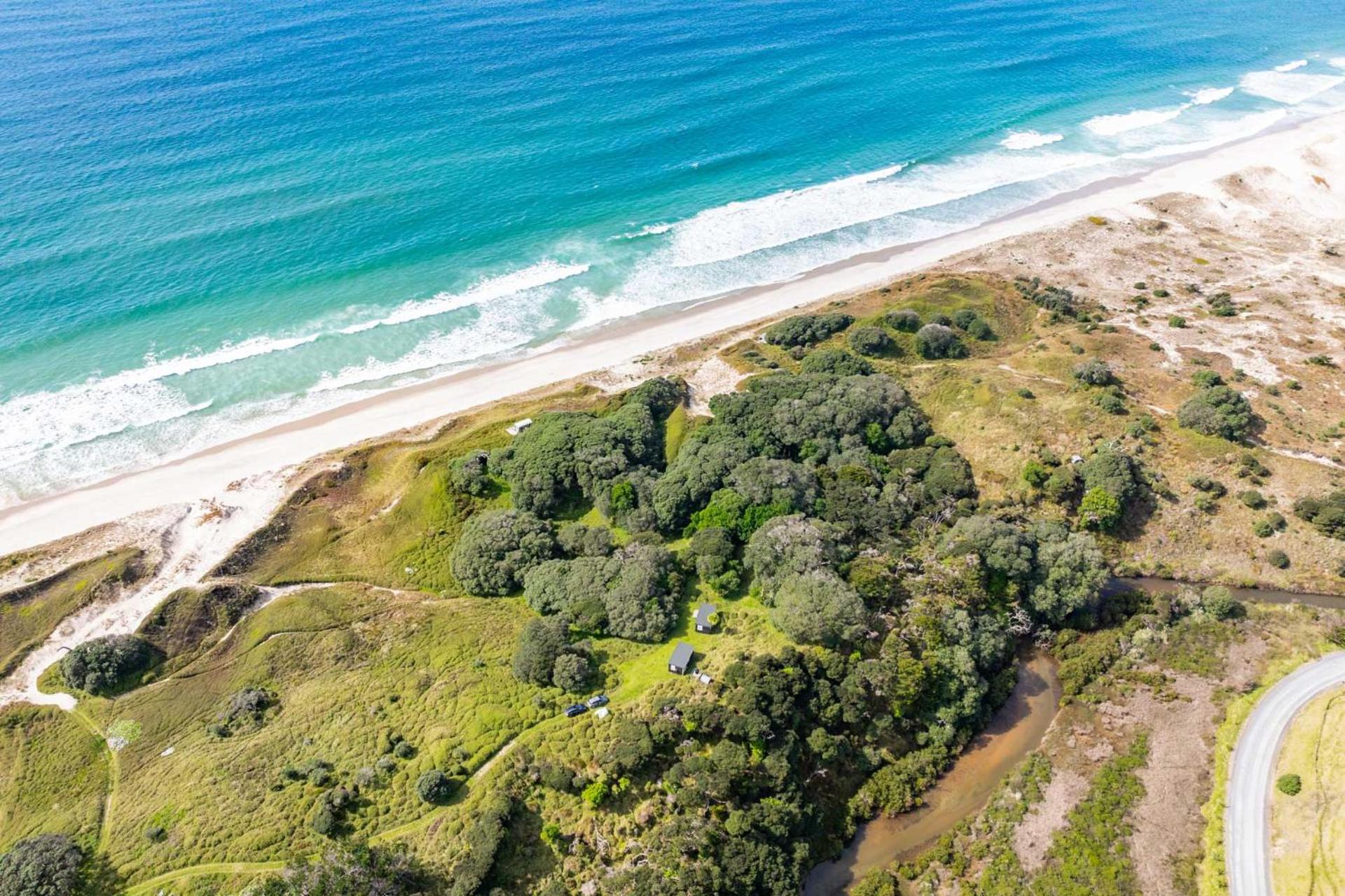 Seaview and Pohutukawa - Pakiri Beach Retreat
