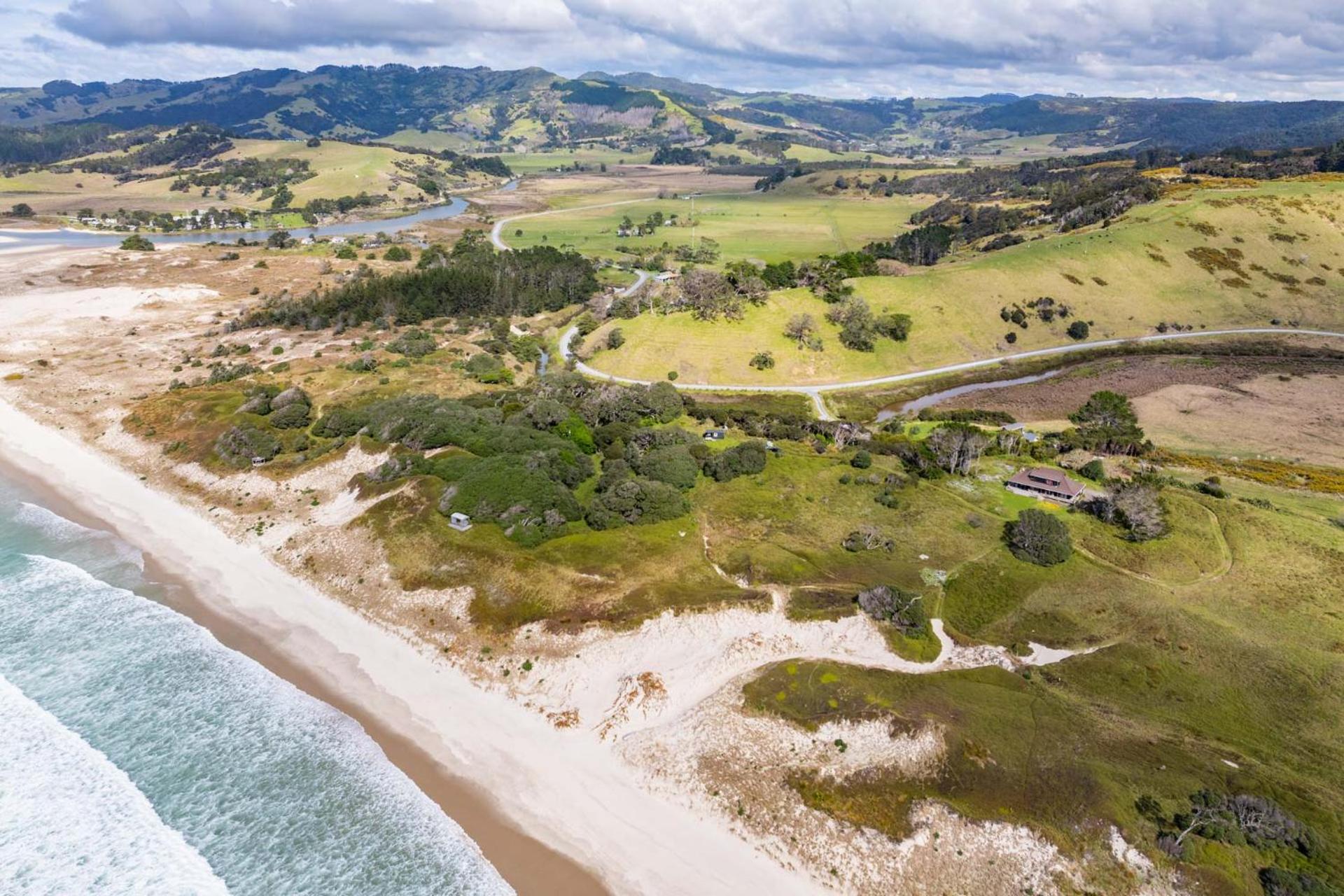 Seaview and Pohutukawa - Pakiri Beach Retreat
