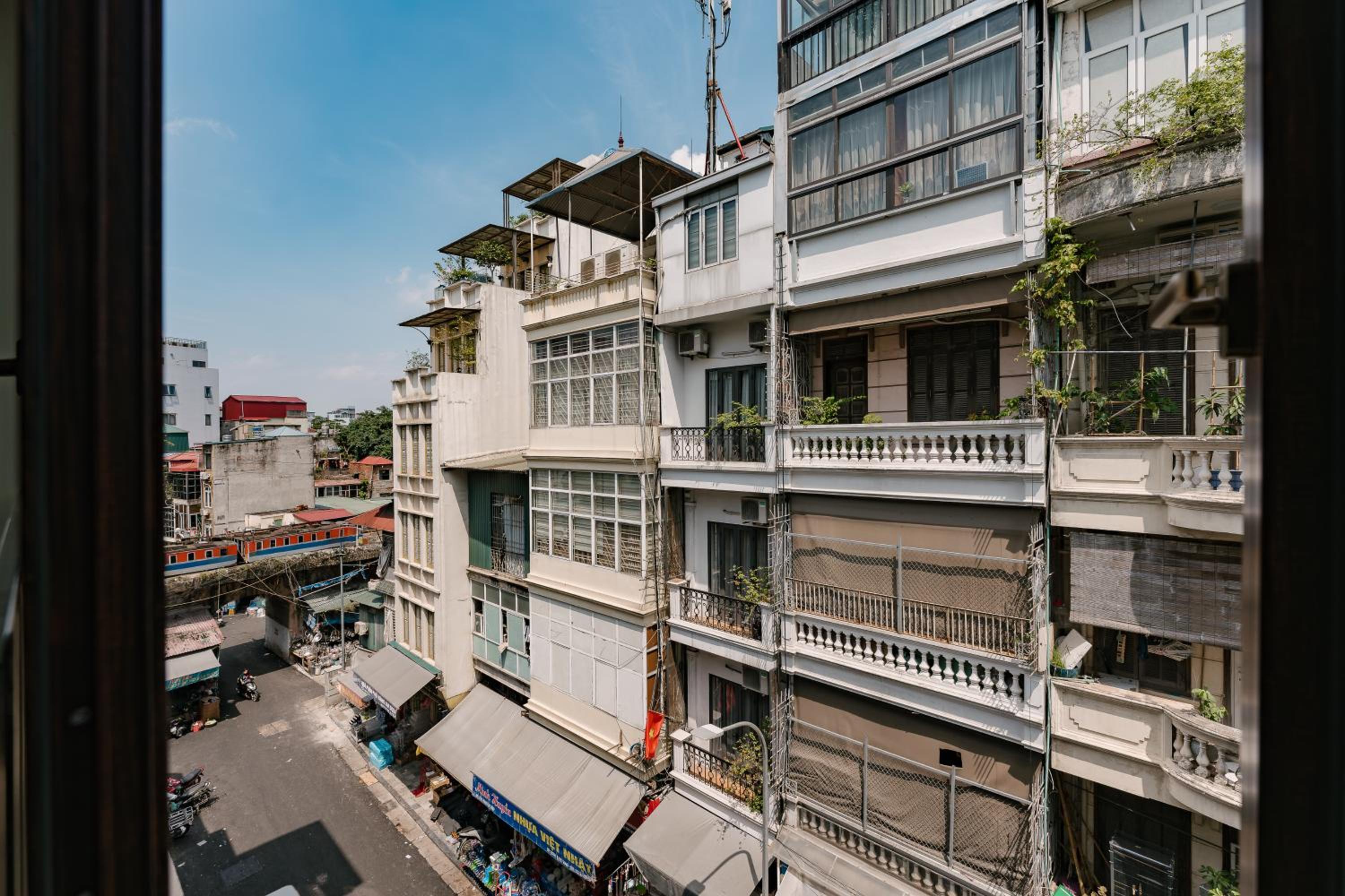 Homestay Train Street View- Đồng Xuân Market