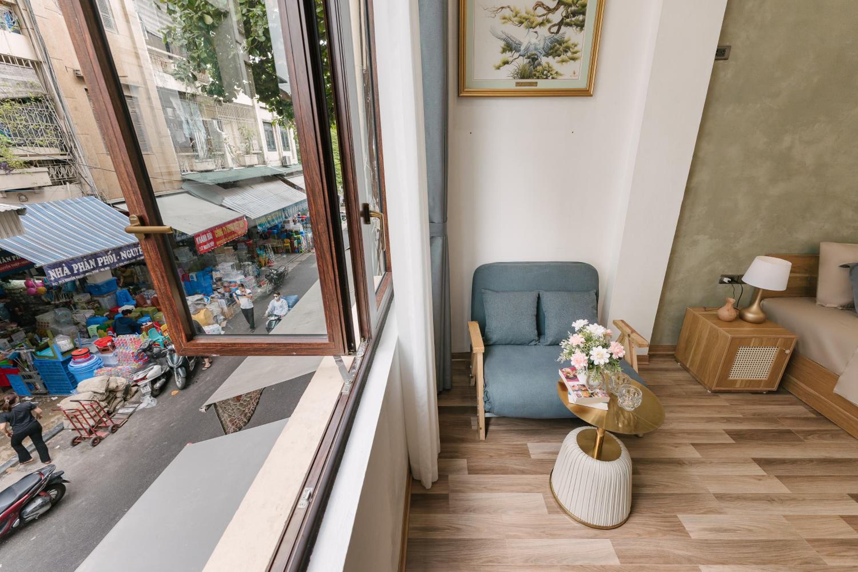 Homestay Train Street View- Đồng Xuân Market
