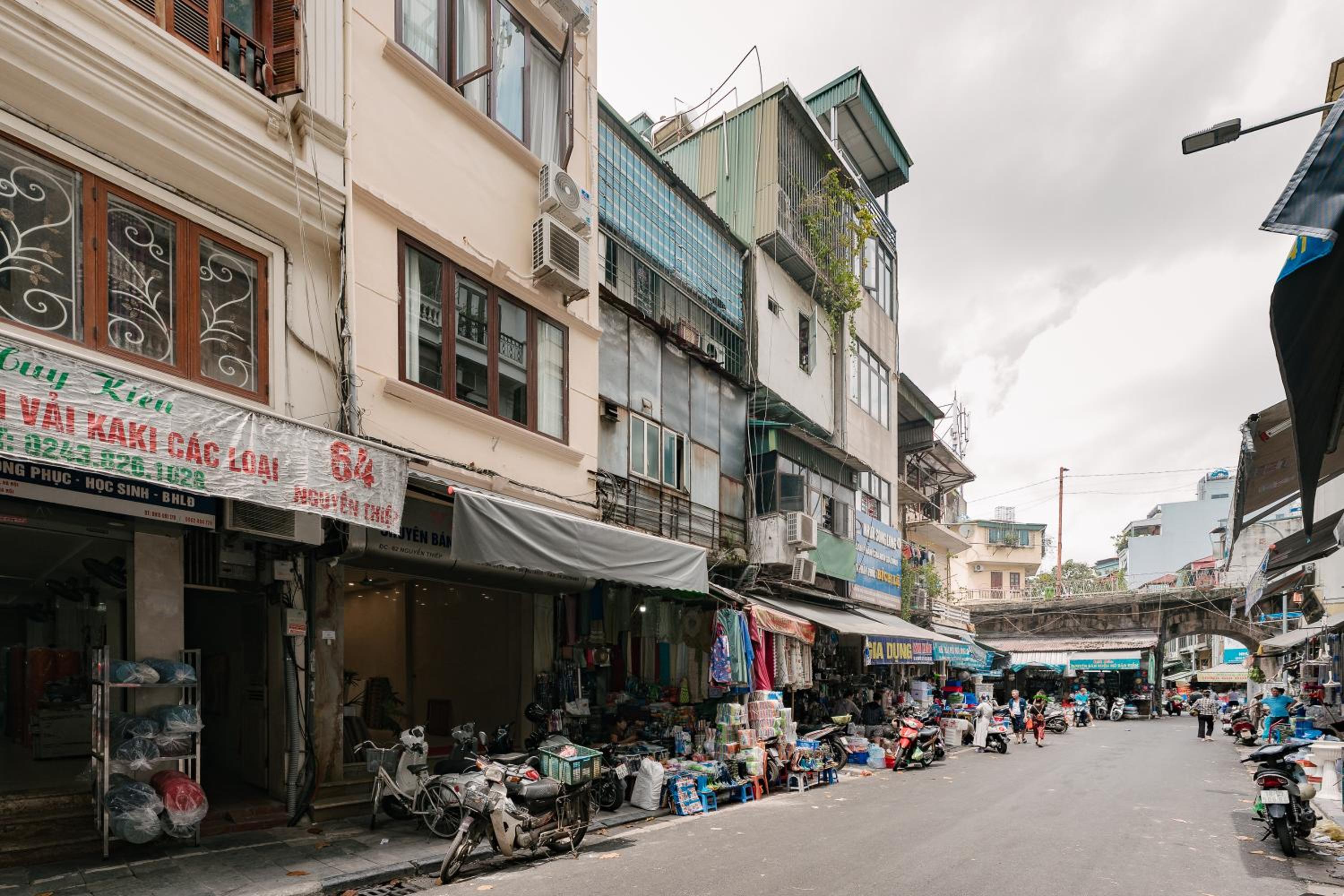Homestay Train Street View- Đồng Xuân Market