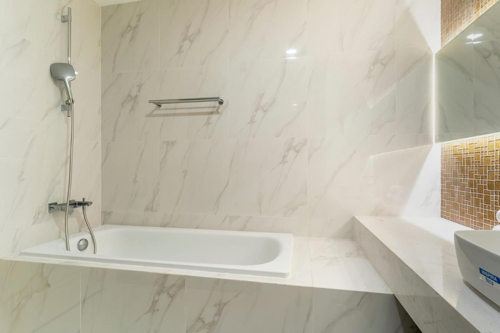 De Lux Madison Best Central 2 Bedrooms 2 Baths, Pool Gym