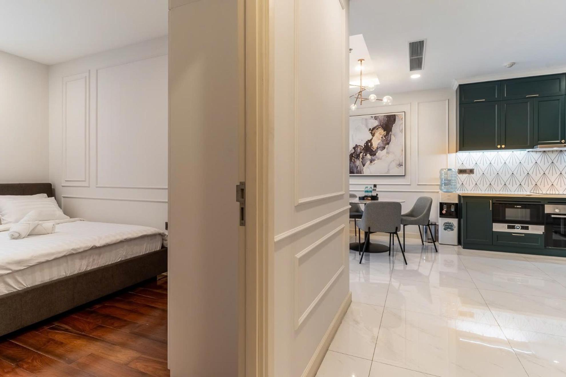 De Lux Madison Best Central 2 Bedrooms 2 Baths, Pool Gym