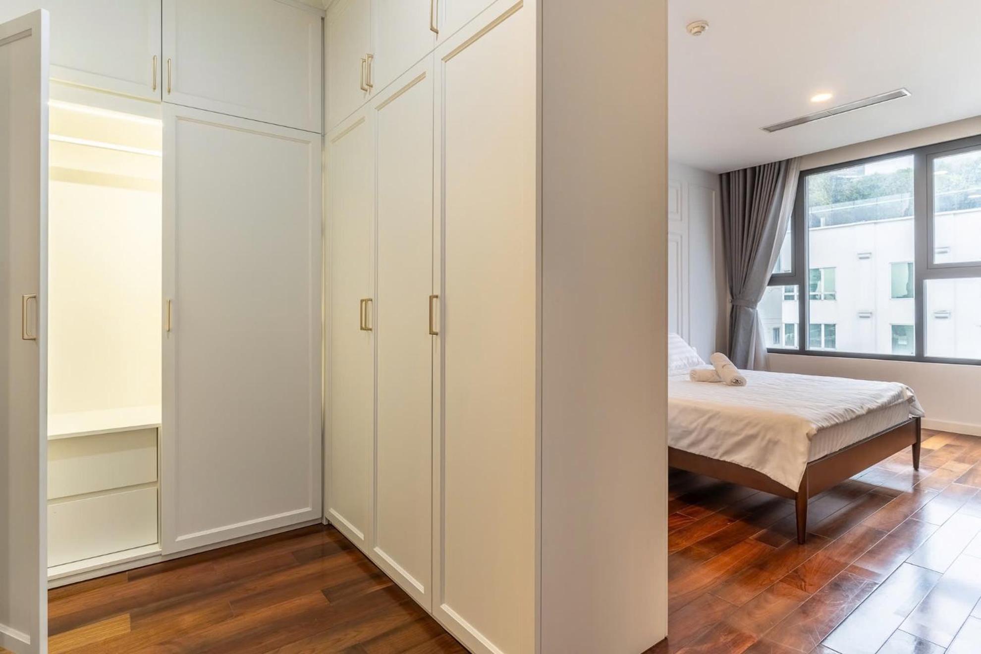 De Lux Madison Best Central 2 Bedrooms 2 Baths, Pool Gym