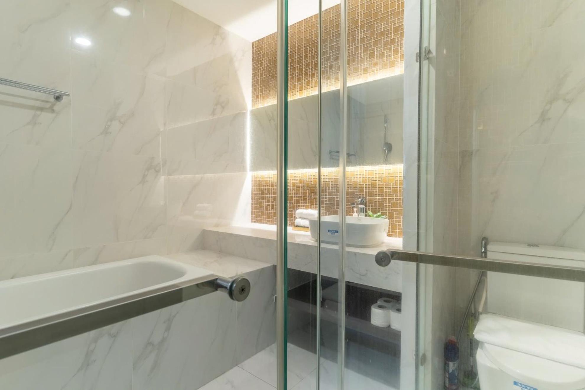 De Lux Madison Best Central 2 Bedrooms 2 Baths, Pool Gym